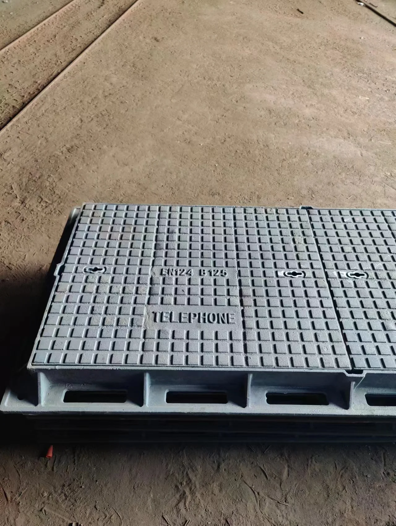 Manhole cover manufacturer casting en124 ductile cast iron 600x600 manhole covers