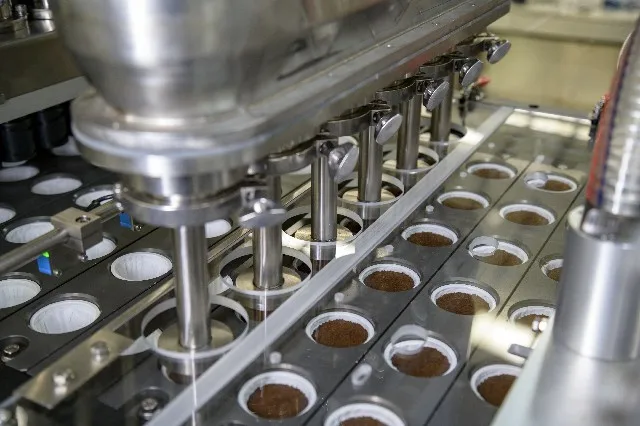 Sunyi Brand Factory Hot Selling Automatic High Speed Six Lanes Compatible Nespresso Coffee Capsule Filling Sealing Machine