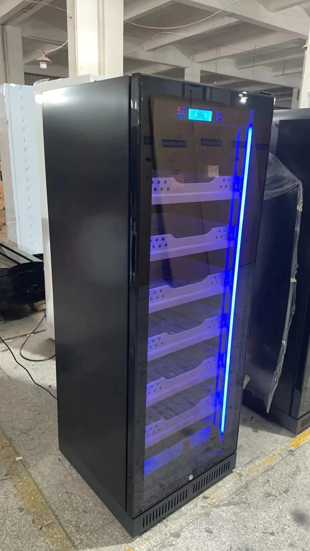 High Quality 1400 Cigar Cabinet Commercial Cigar Display Smoke Room Custom Led Light Large Upright Cigar Cabinet