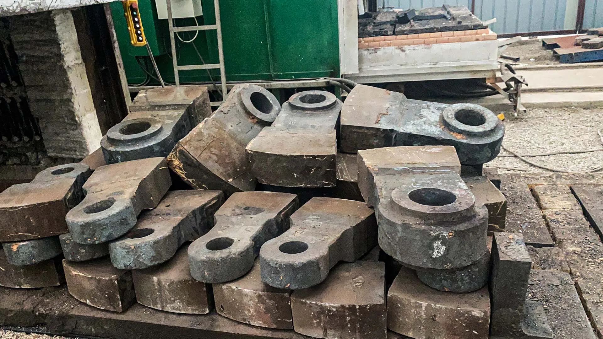 Wear-resistant hammer crusher spare part  hammer head of crusher