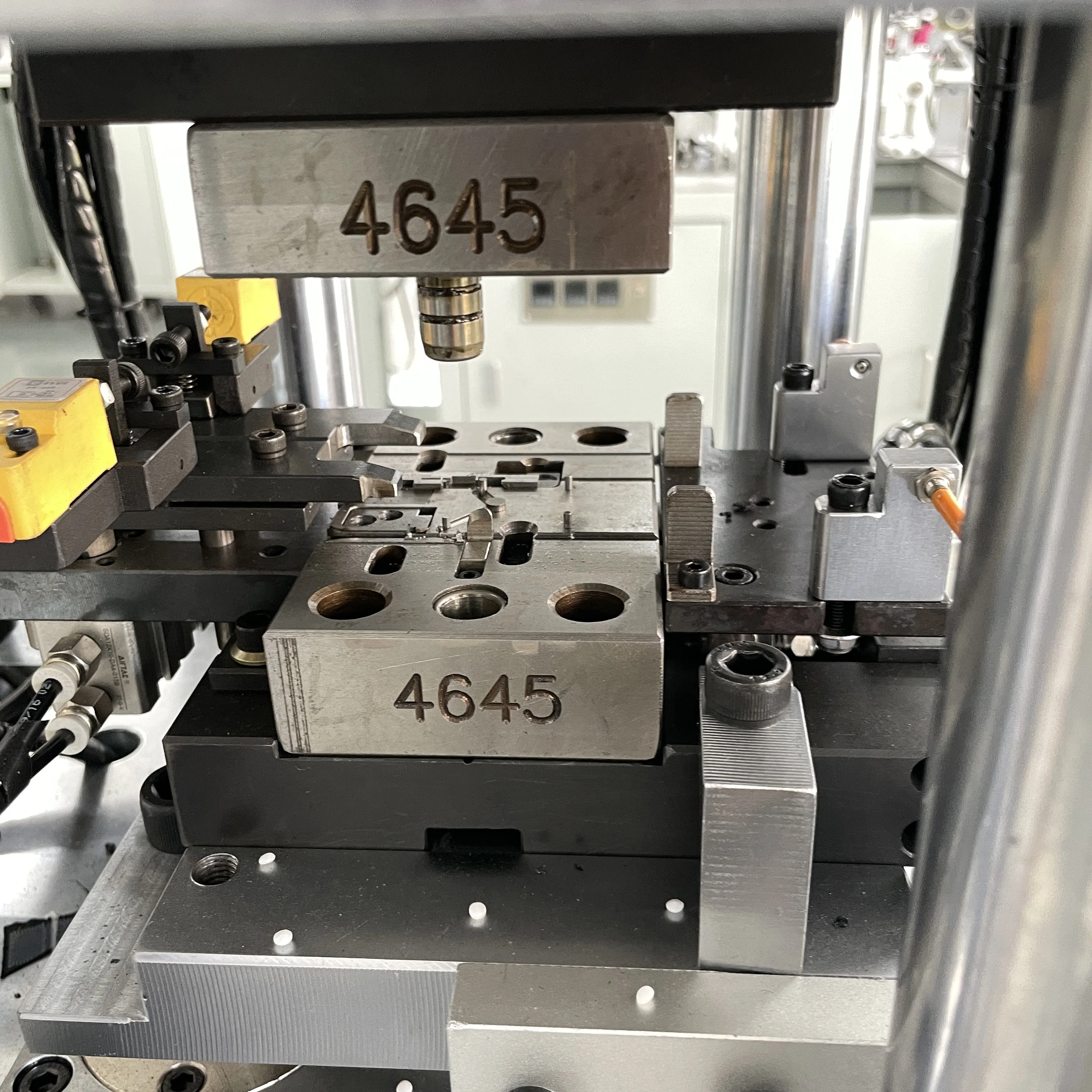 automatic Electrical 2 in 1 Nylon zipper pin box injection and zipper joining machine