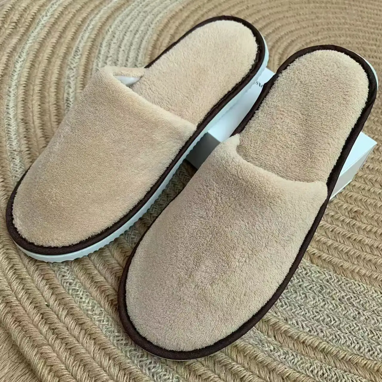 Wholesale Deluxe Disposable Hotel Rooms Spa Slippers Personalised Coral Velvet Slippers Resort Slippers