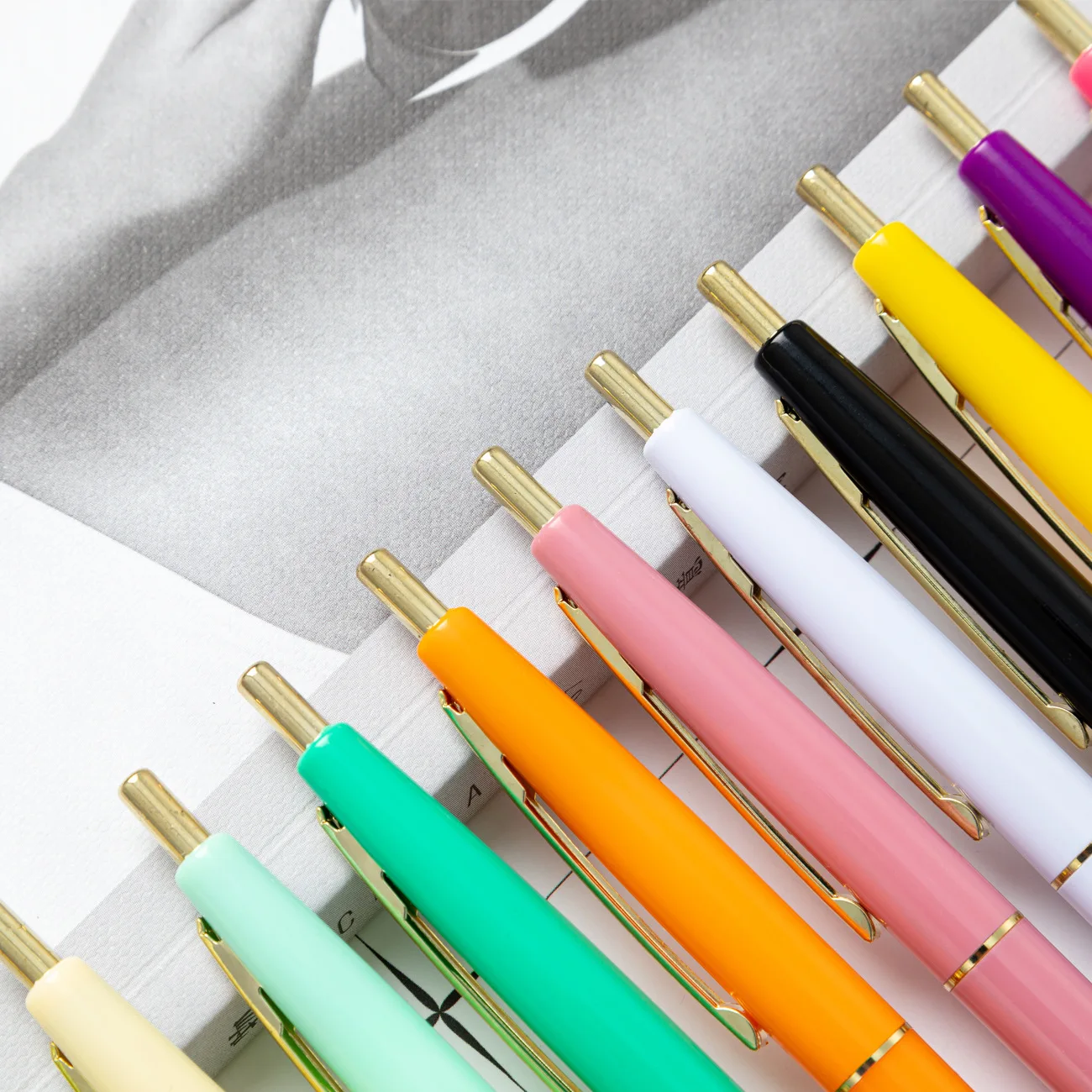 High Quality Plastic Ballpoint Pen Customized Logo Available Advertising Ballpoint Pen World Share