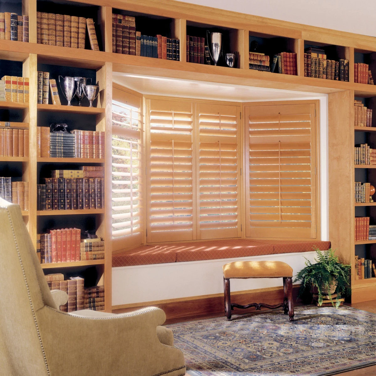 Bi-fold Style High Quality White Wooden Basswood Magnet Plantation Shutter