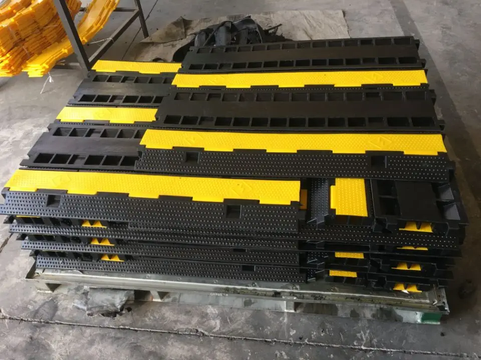 2 channels rubber floor cable duct