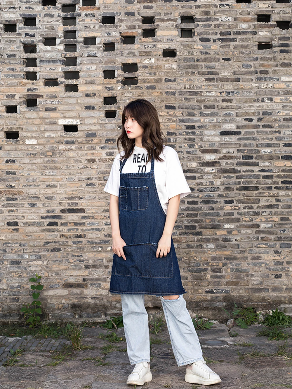 
Wholesale Korea Style Personality Denim Apron Office Studio Gourmet Waiter Apron With Pocket 