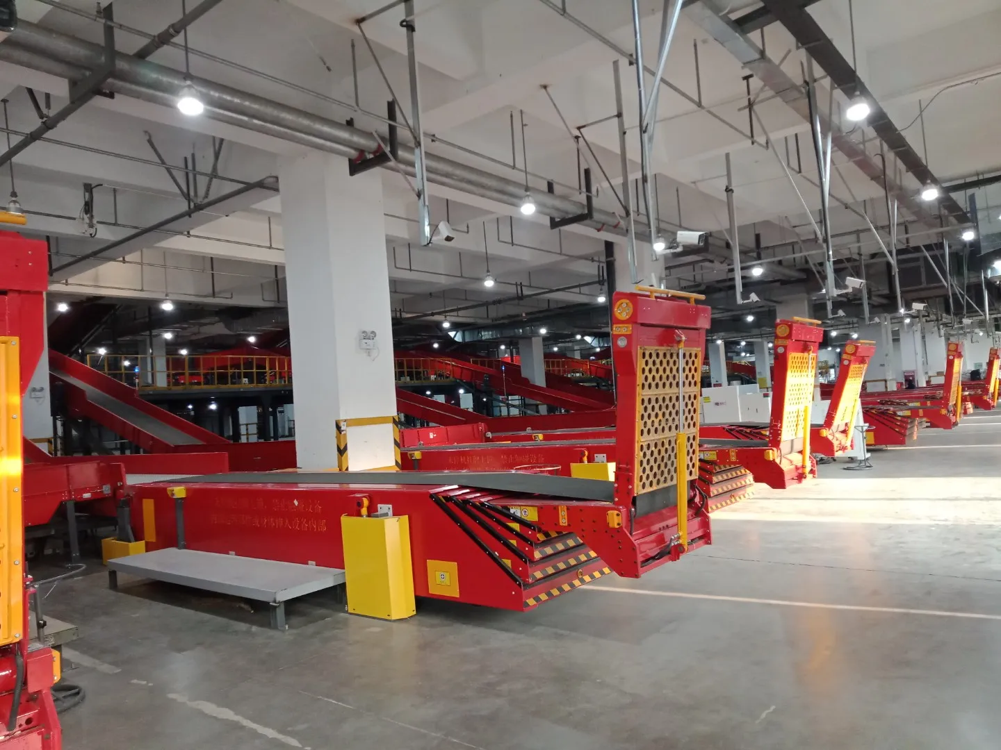 1/6 Customized Design Extendable Trailer Loading And Unloading Belt Conveyor With Swing Arm