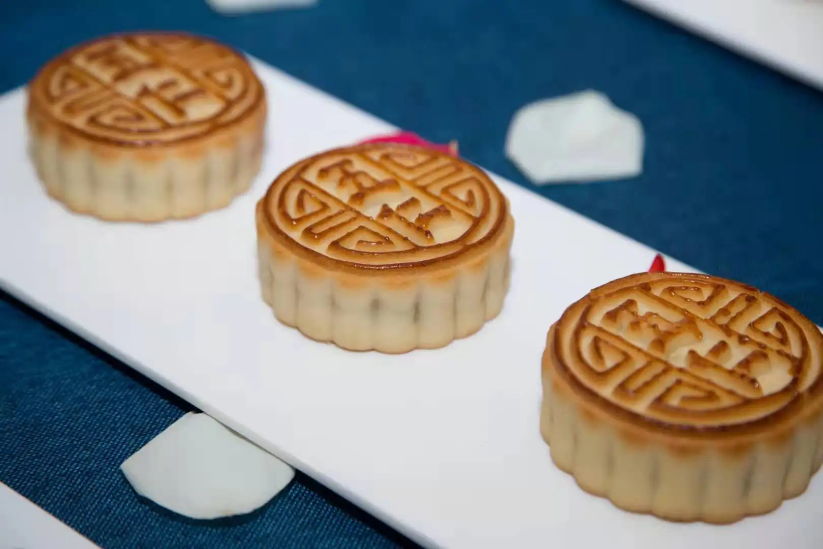 High Quality  Custom Cantonese Delicious Mooncakes Staff Welfare Liuxin Egg Yolk Mooncakes