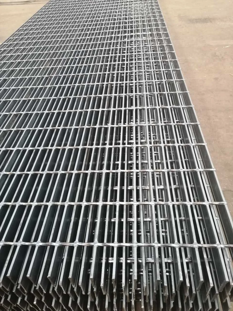 32x5mm Serrated Steel bar Grating Heavy Duty Galvanized Press Lock Walkway