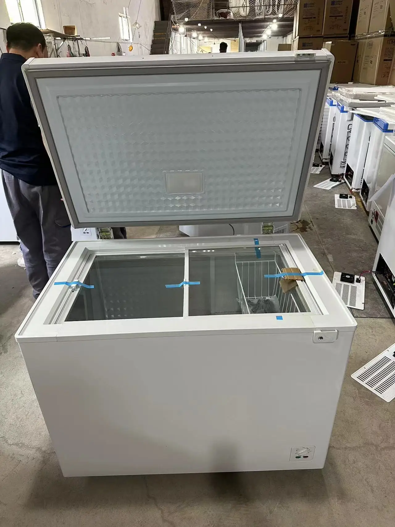 CKD Solar chest freezer Saudi Arabia Off grid 308L  DC 24V Power Saving Commercial Thickness 110mm Foam upright Freezers