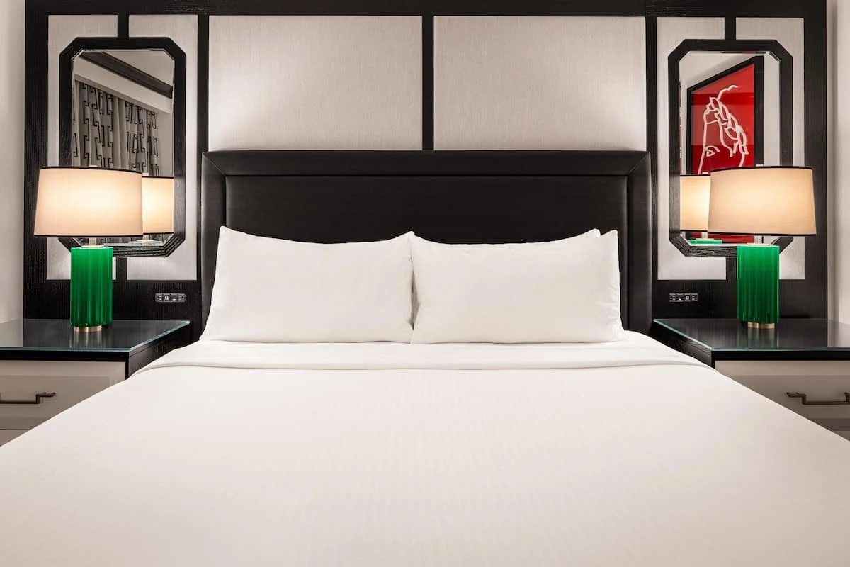 Modern Luxury Hotel Bedroom Set Foshan Custom Made 5 Star Bed Solid Wood Classic Design Hall Bathroom Dining MDF Fabric Material