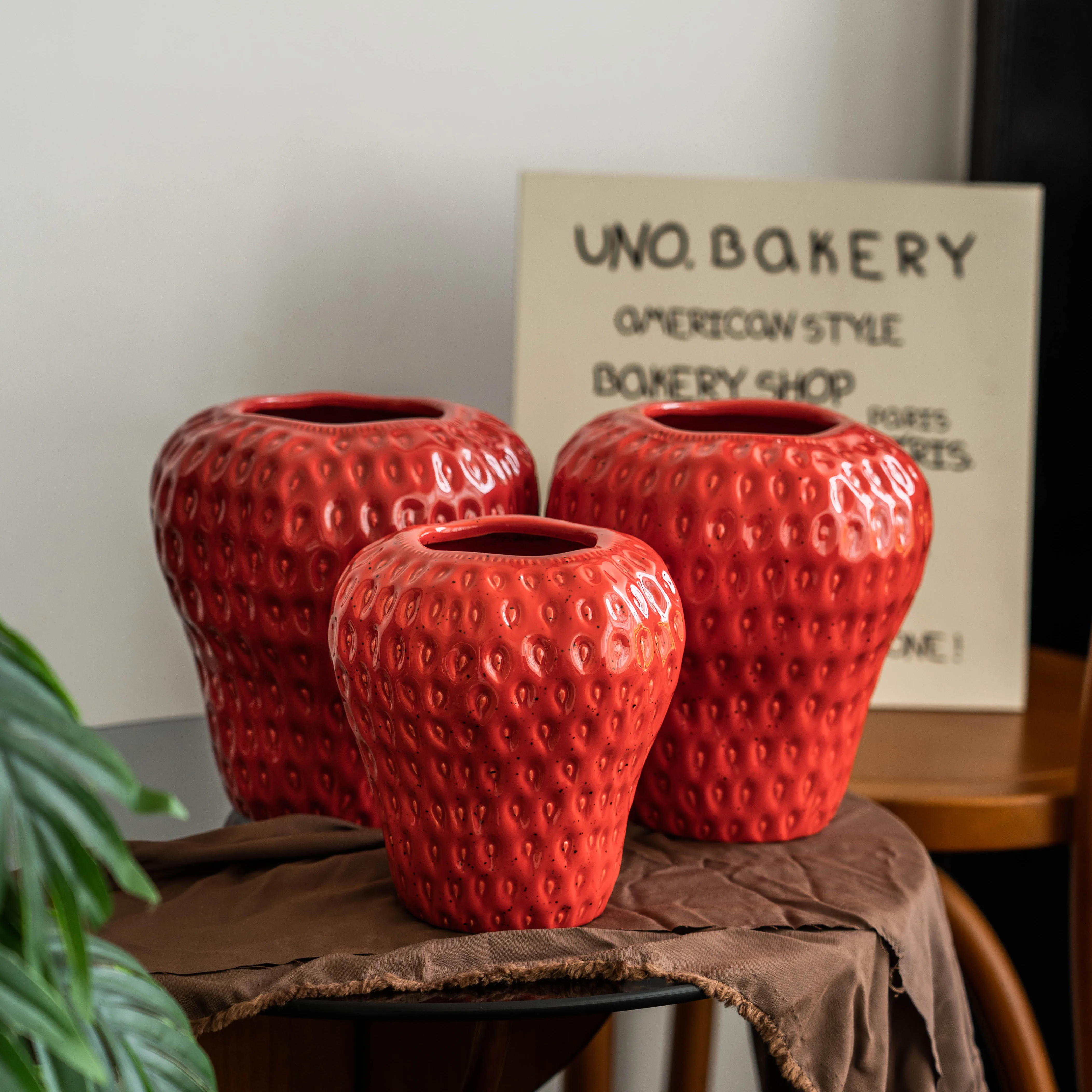 Wholesale New Modern Design Unique emboss Design big strawberry vases ceramic vases for flowers
