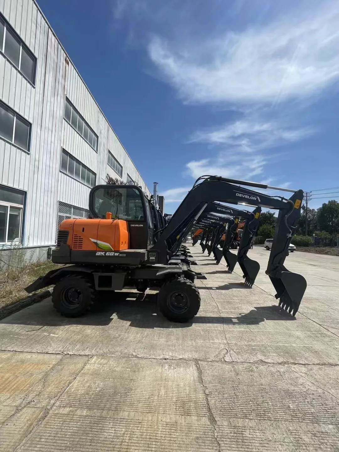 used DOOSAN 60W DX60W Mini Wheeled Excavator 6 Ton Amphibious Doosan Wheel Excavator for sale with good condition