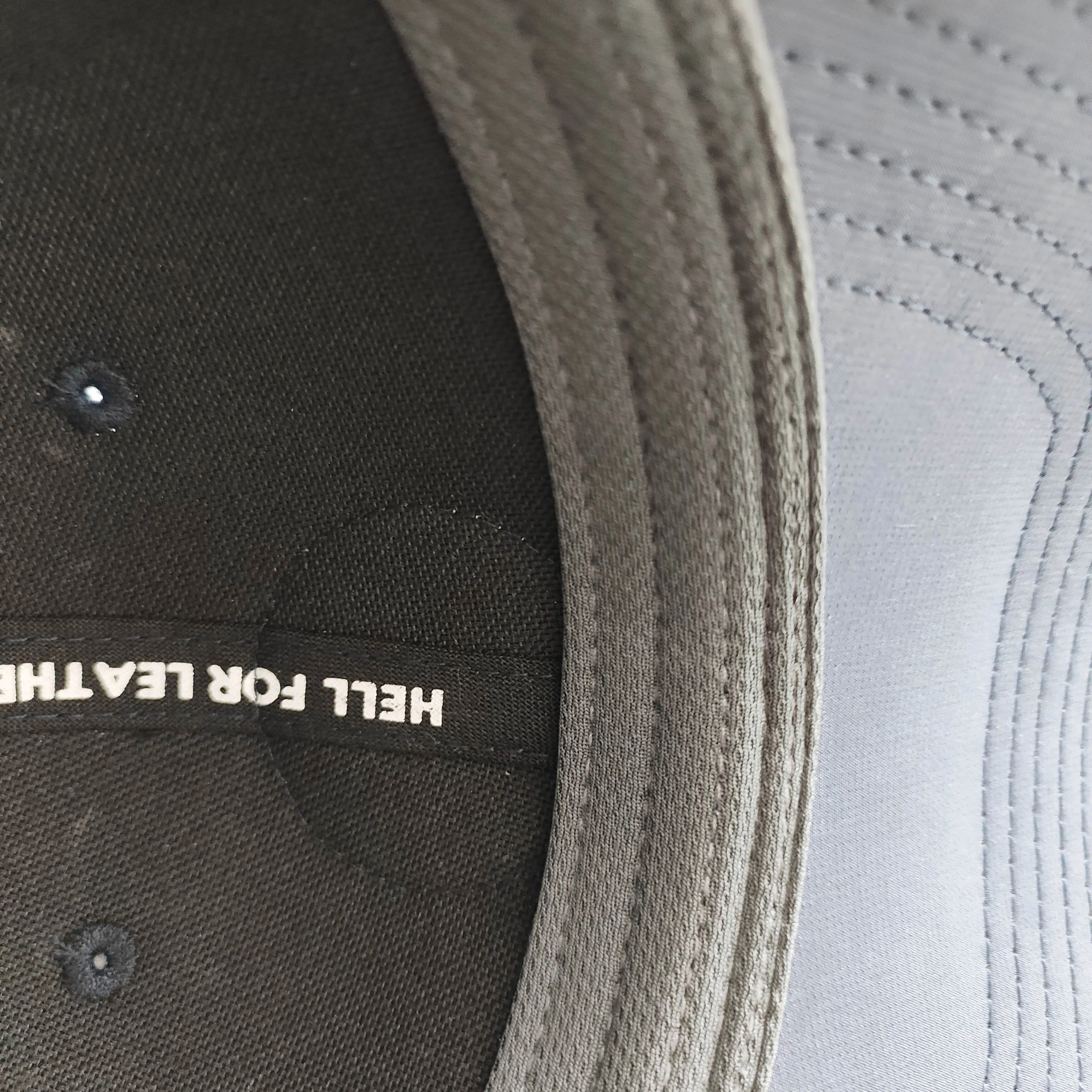 Бейсболка с вышитым логотипом