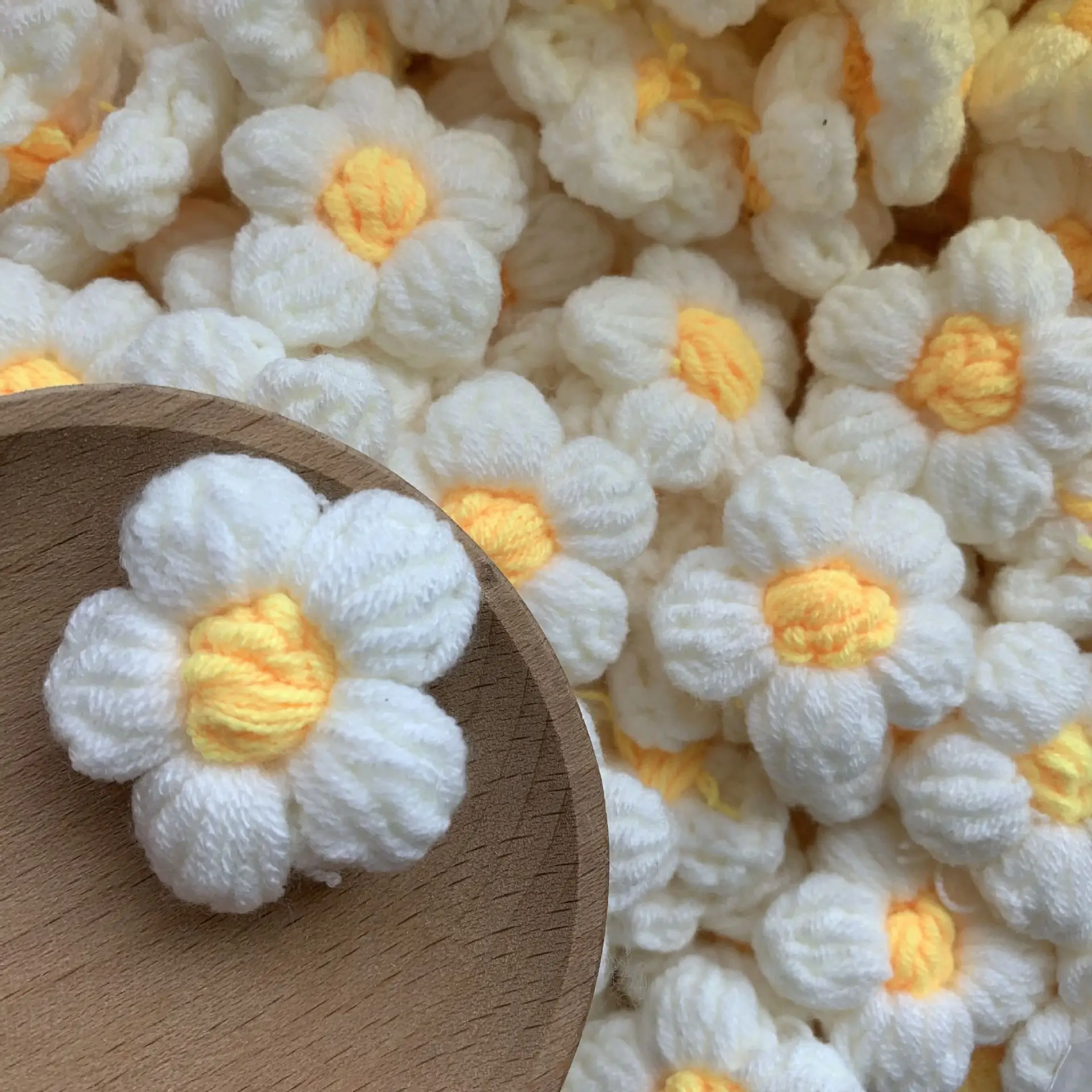 20pcs New Hand-Woven Flower Wool Crochet Yarn Textile Handmade Weeding Flowers Clothing accessories colorful puff flower