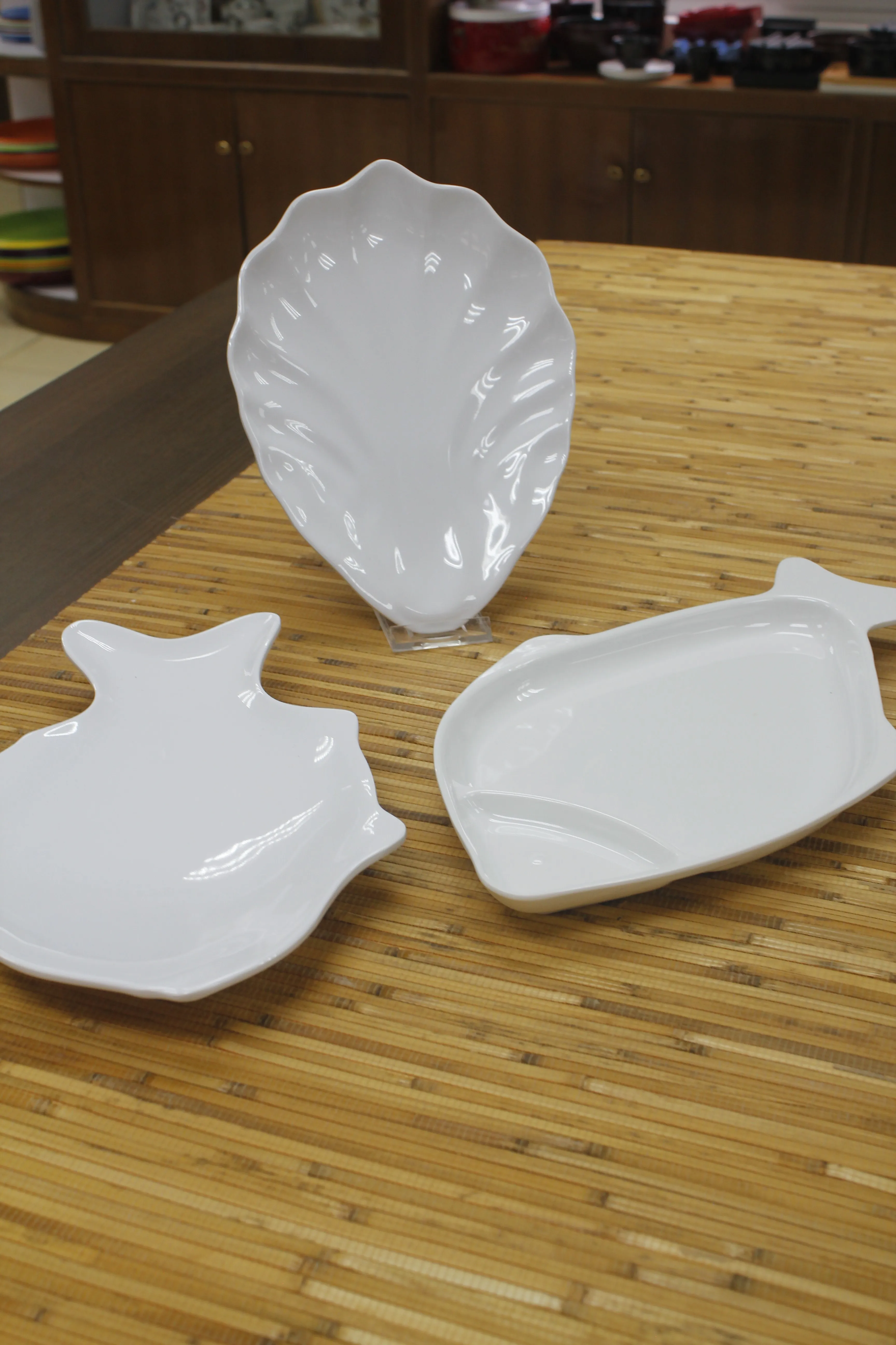 Melamine White Fish Shape Hot Pot BBQ Seafood Dumplings Platter Unbreakable Reusable Plate with High Quality for Restaurant