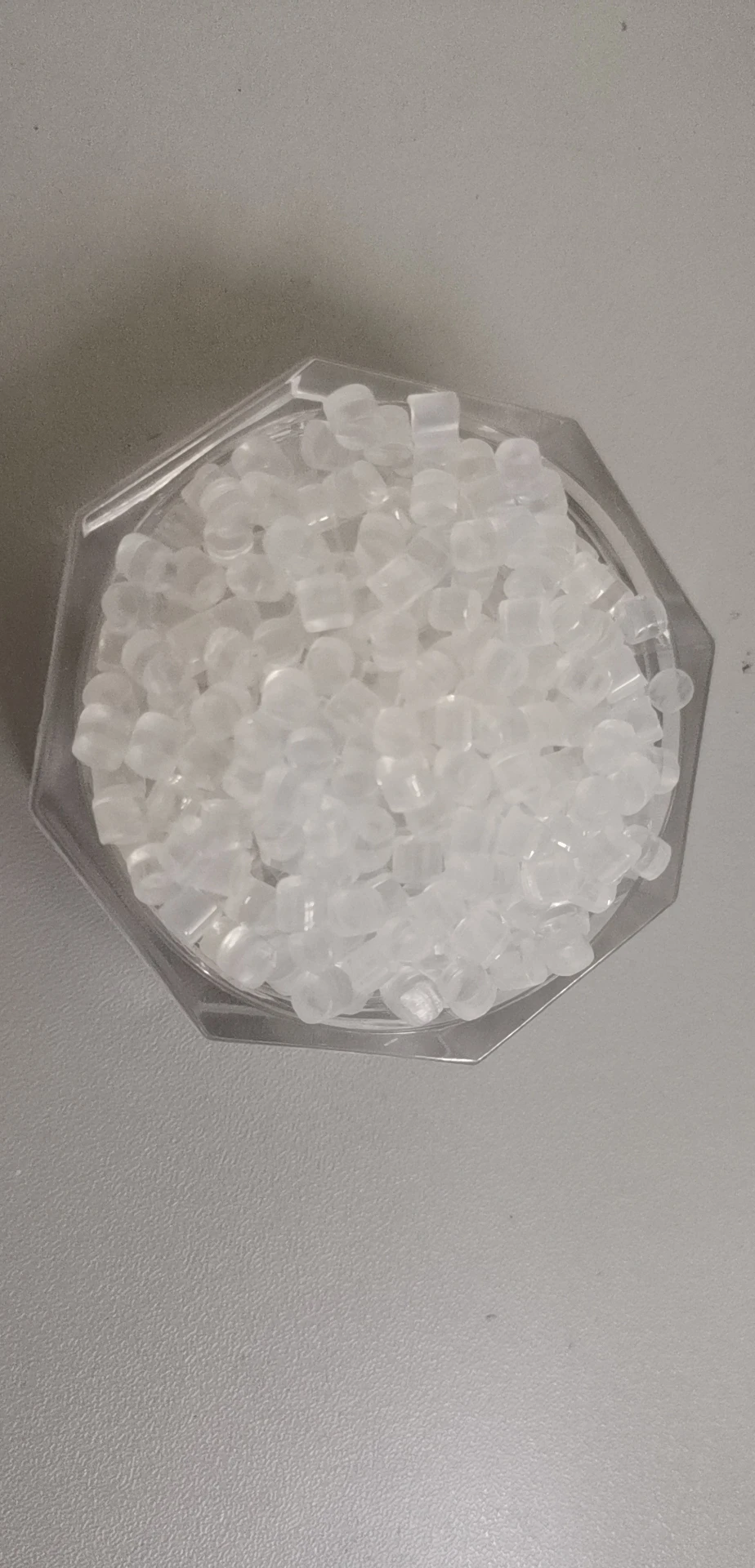
U6208g-Hot melt adhesive granule for polyurethane(zHigh fastness of transparent particles) 