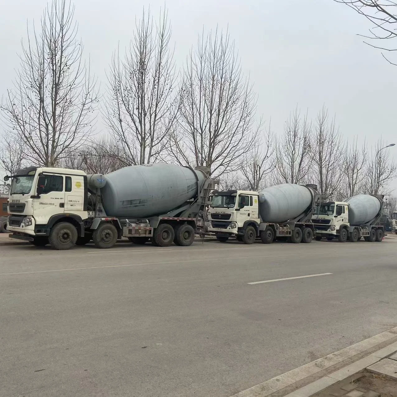 Good quality China HOWO concrete mixer tanker 8x4 mixer machines concrete 350HP heavy truck Bulk Cement Tank