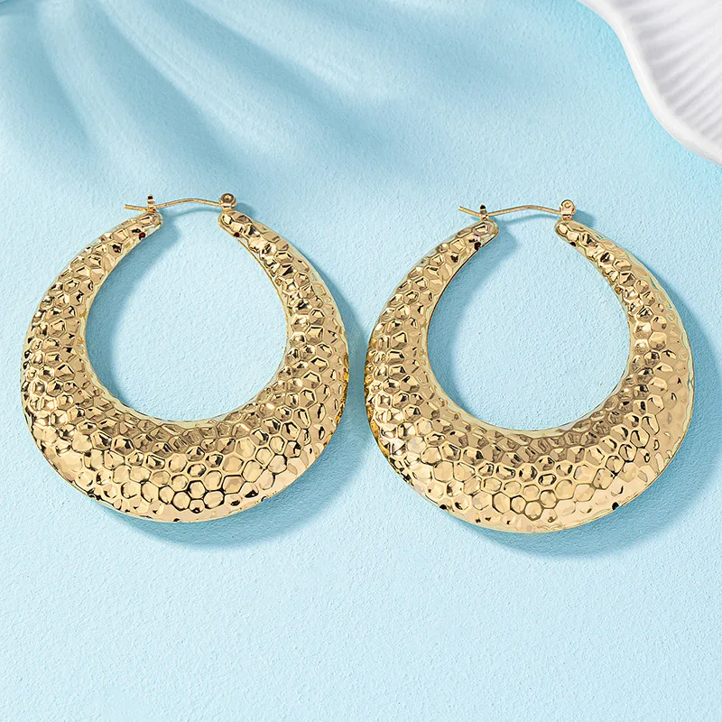 Fashion simple brand gold metal pounding texture circle earrings street photo C-shaped chunky hoop earrings jewelry for women