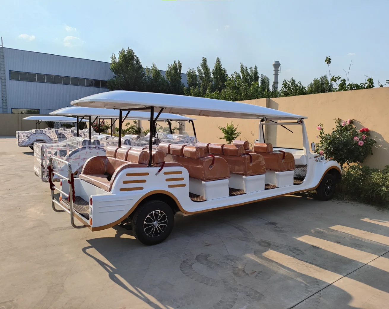 The square-head vintage classic car with golden trim in pure white, offering 6-14 seats,  and equipped with a lithium battery.