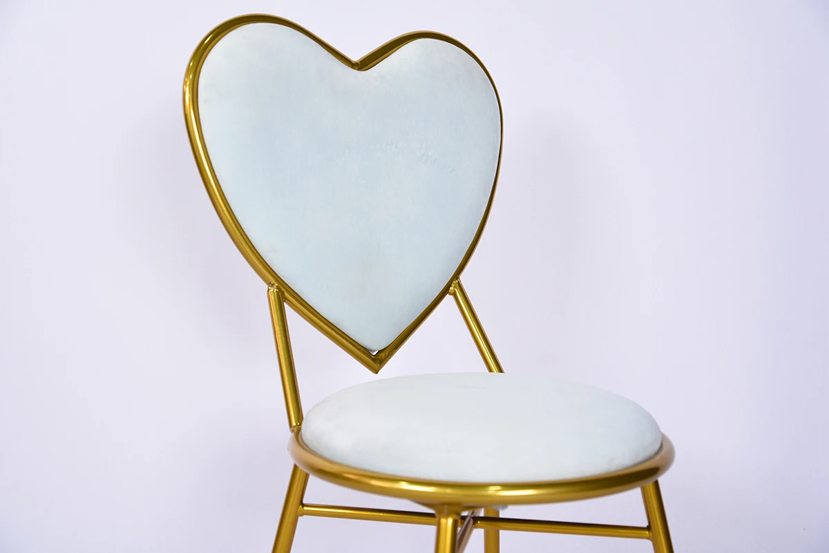 Chinese Wholesaler Modern Heart Shape Design Popular Sale Metal Legs Restaurant Chair Upholstered Fabric Velvet Dining Chair