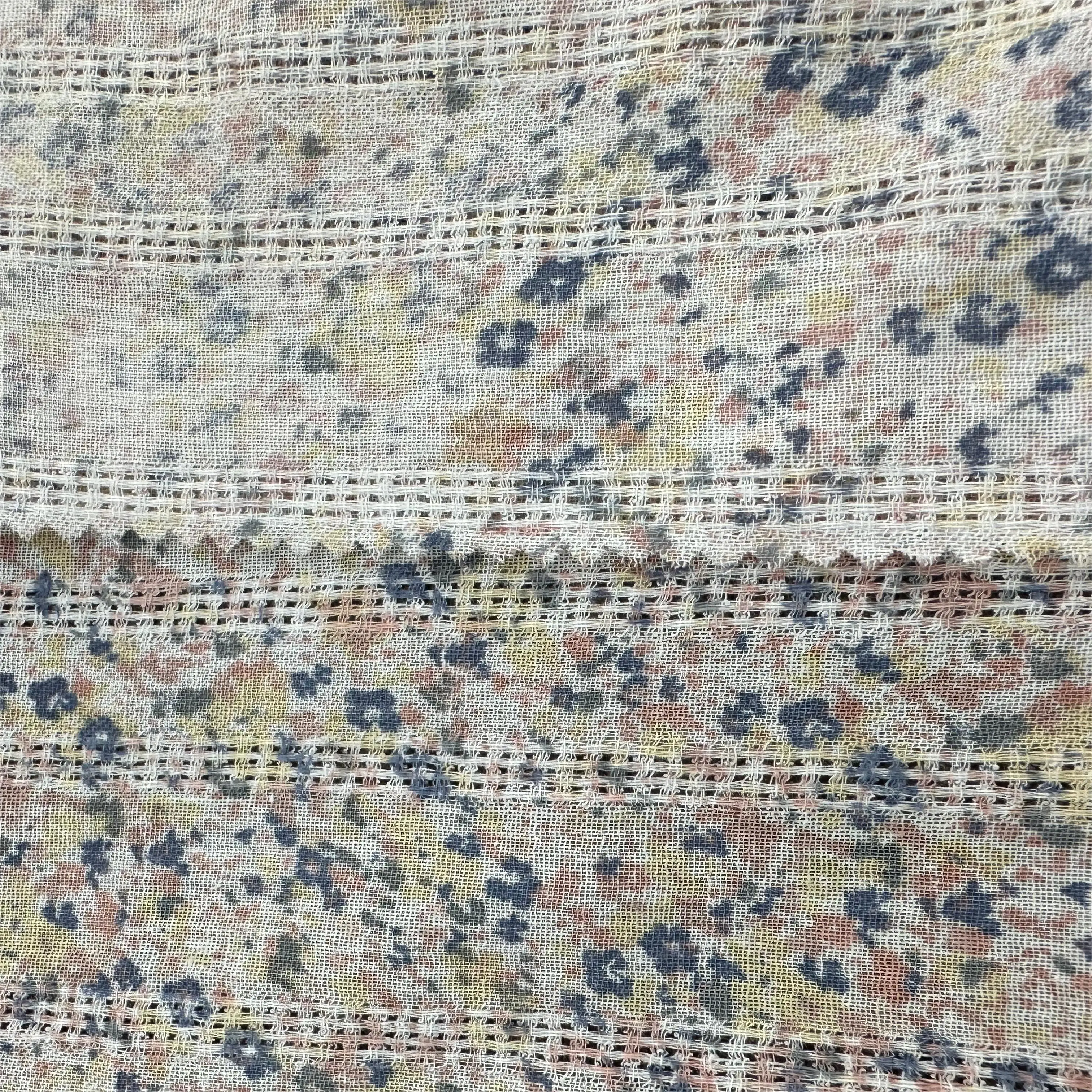 100% Cotton Jacquard Fabric with Beautifully Positioned Back Flower Design for Shirts