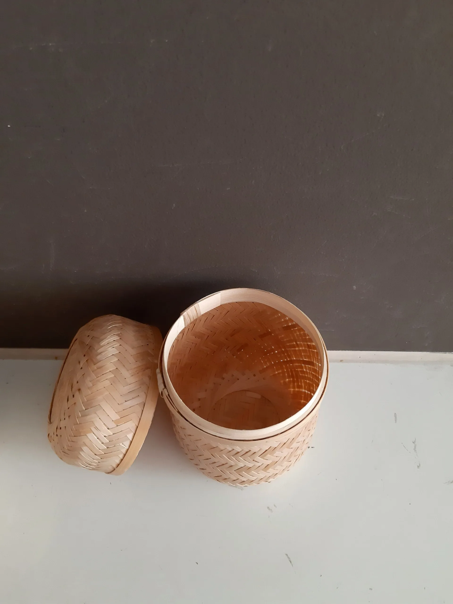 Eco Friendly Wholesale Manufacture Vietnam Storage Cosmetic Custom Round Handmade Woven Bamboo Tea Caddy Box With Lid