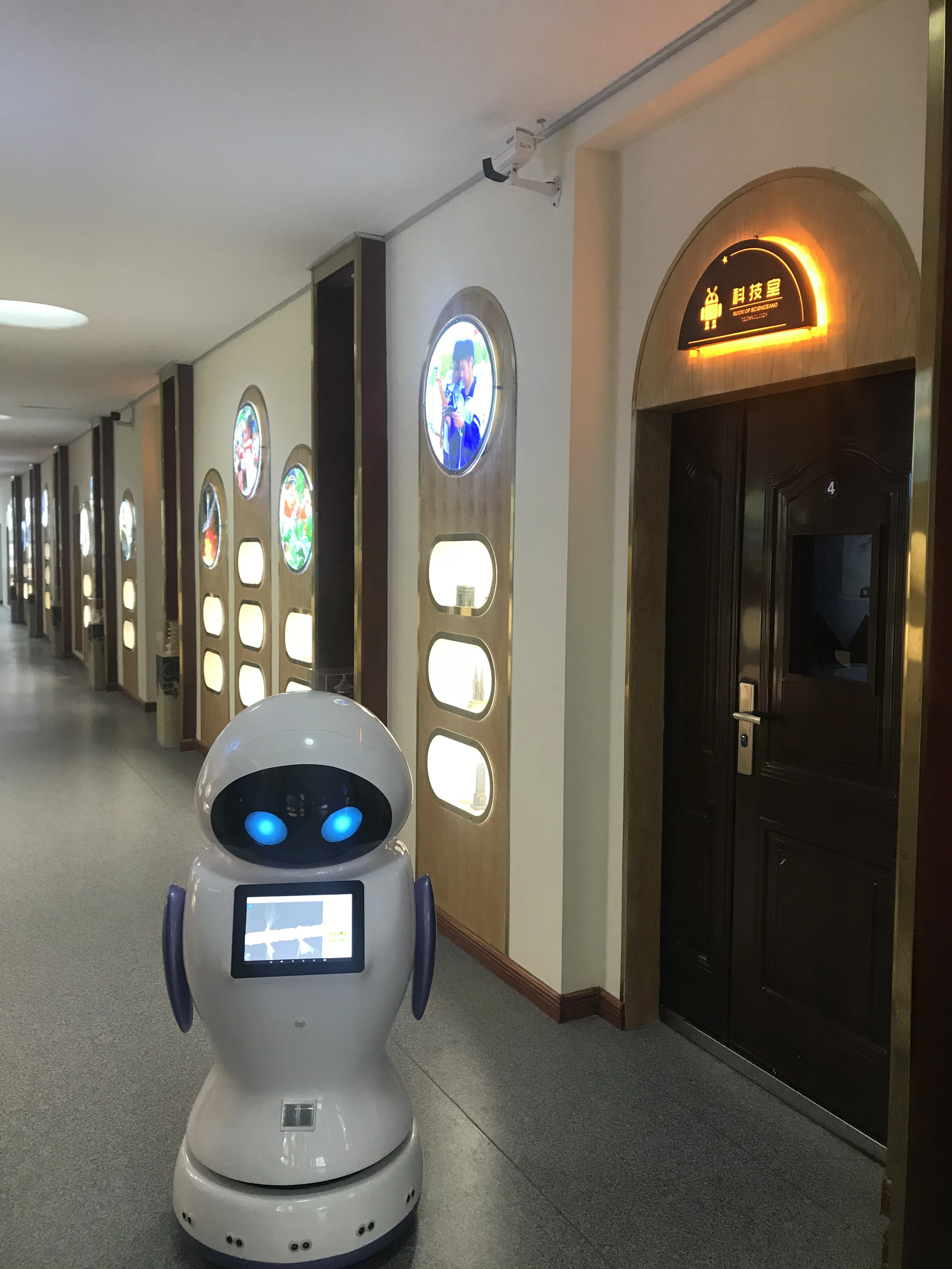 Provide a variety of configurations of the hotel reception delivery service robot
