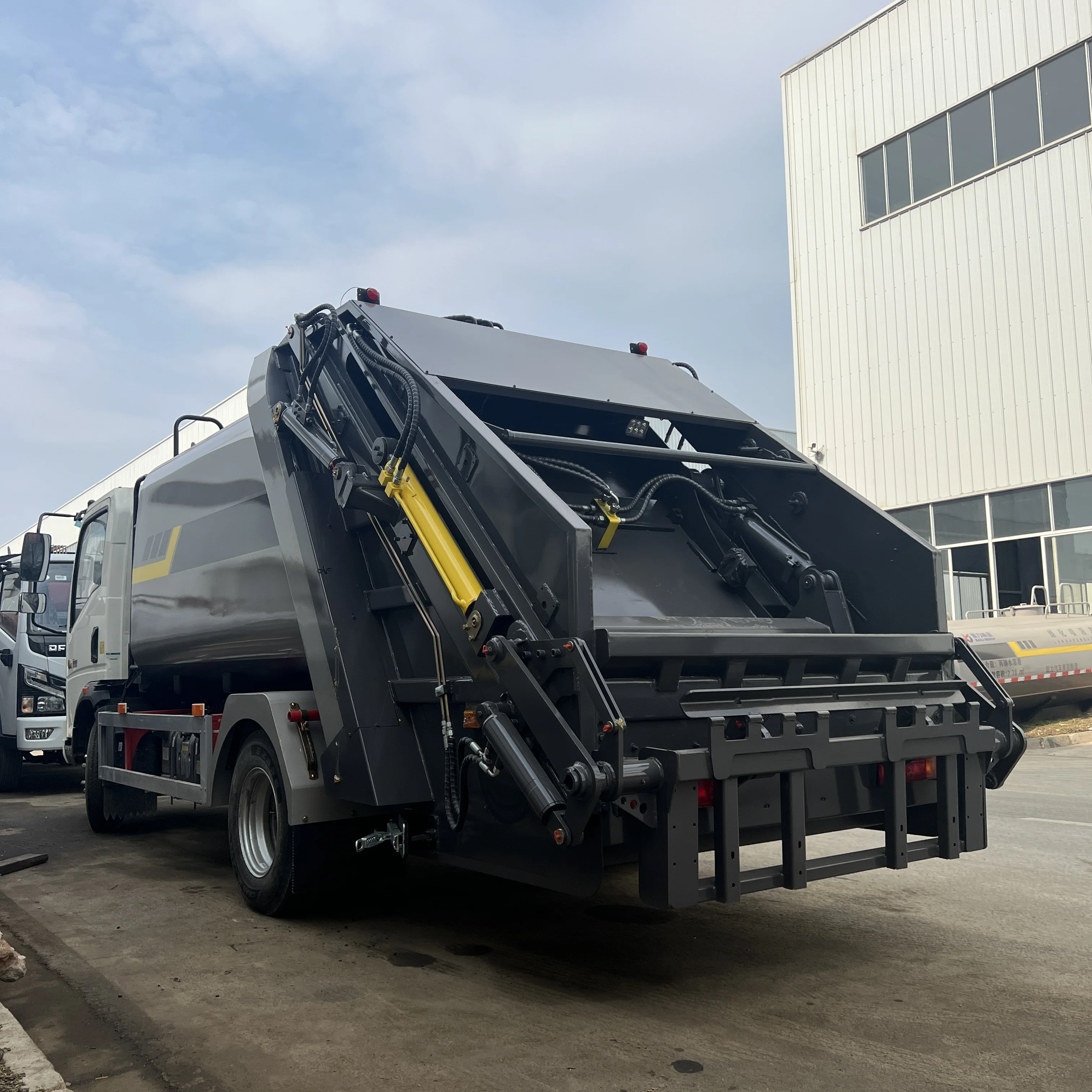 China good quality rubbish collection 5 ton compactor garbage truck for sale in uae