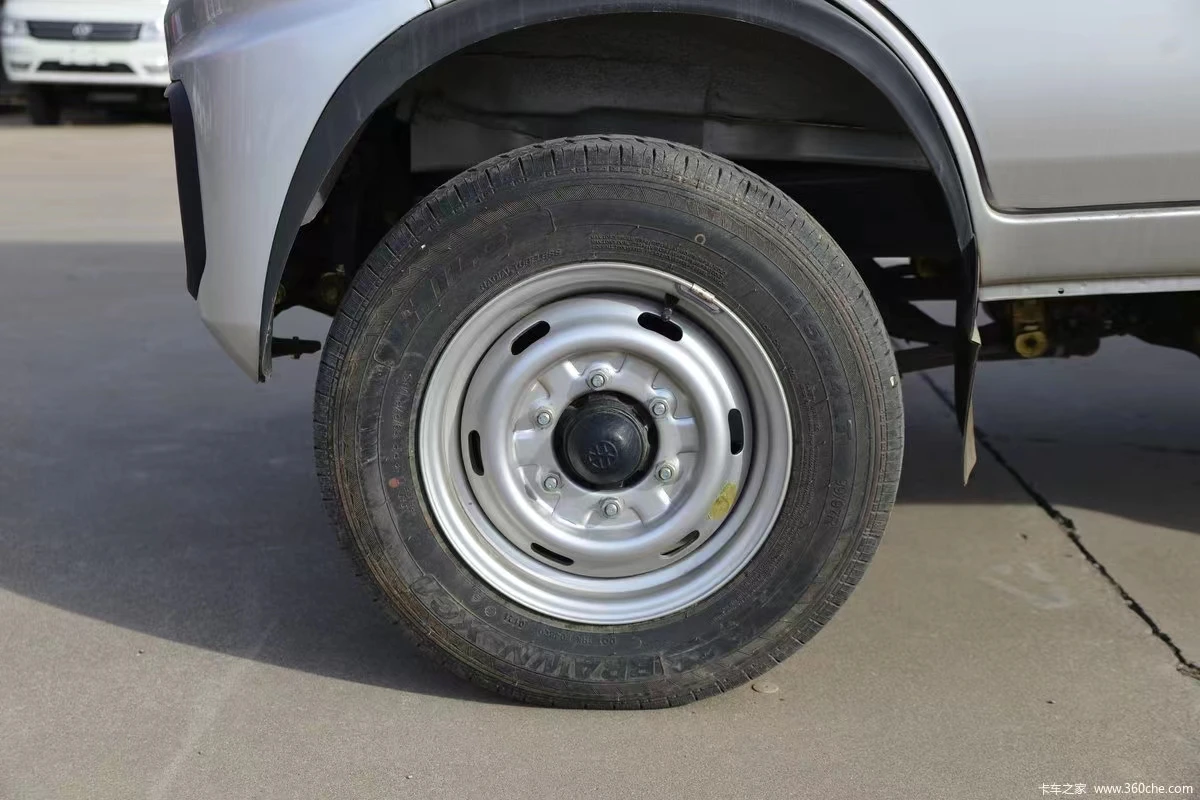 Dongfeng Little Overlord w08 123 horsepower 2,7 meters single-row van gasoline cars mini truck