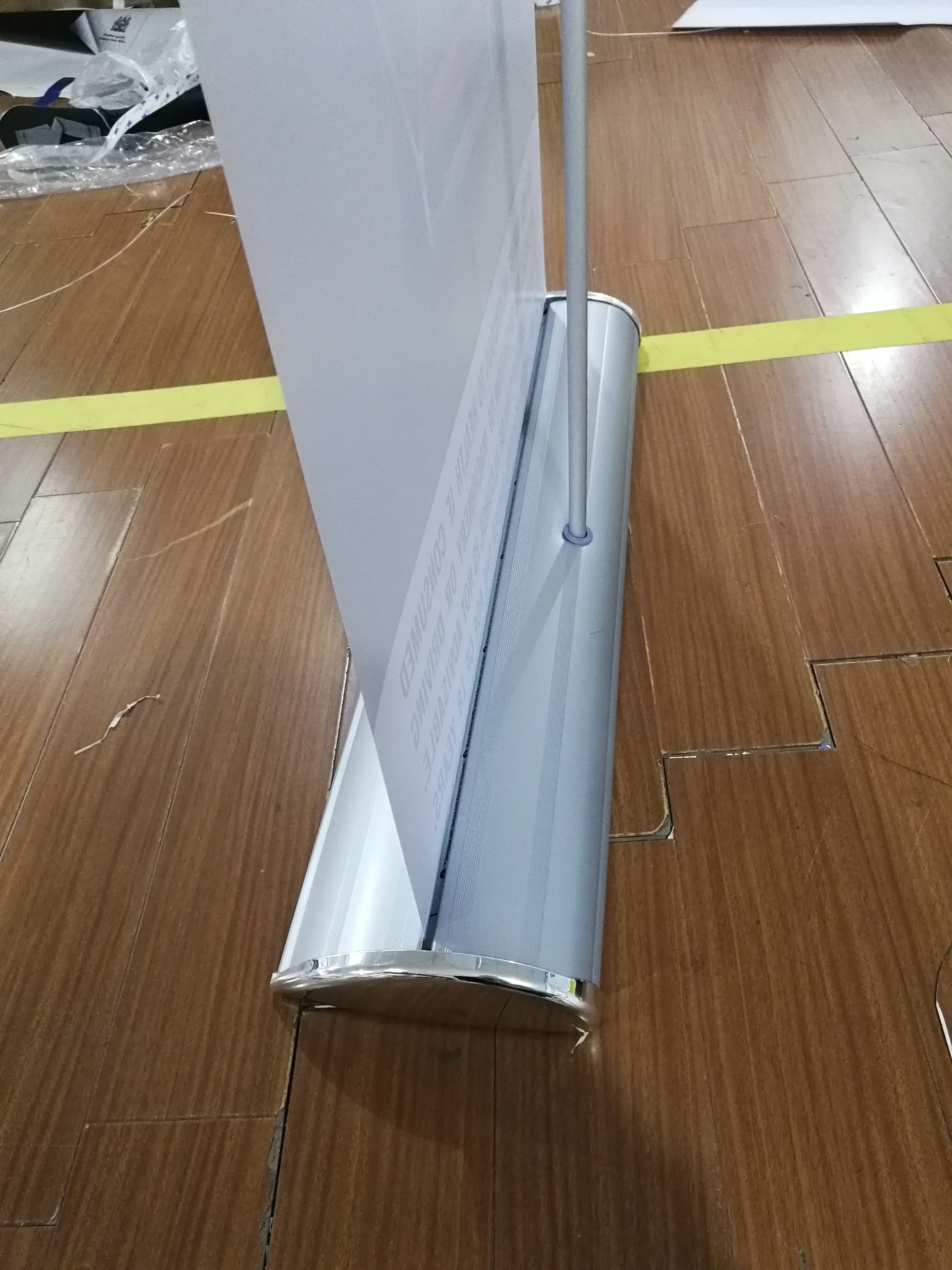 China custom low price horizontal roll up stand standee banner