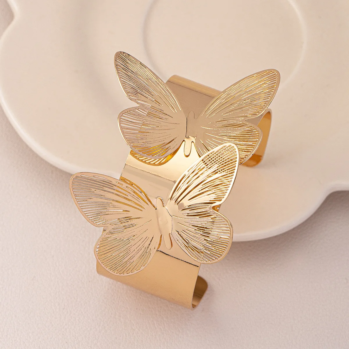 2024 New Arrival Hot selling exaggerated metal round women large bracelet sexy women butterfly gold cuff bangle bracelets women