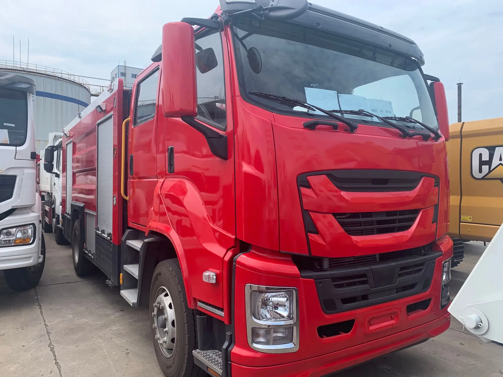 ISUZU GIGA 4x2 6000-7000L 240hp VC61 2-рядный 4-дверный пожарный грузовик