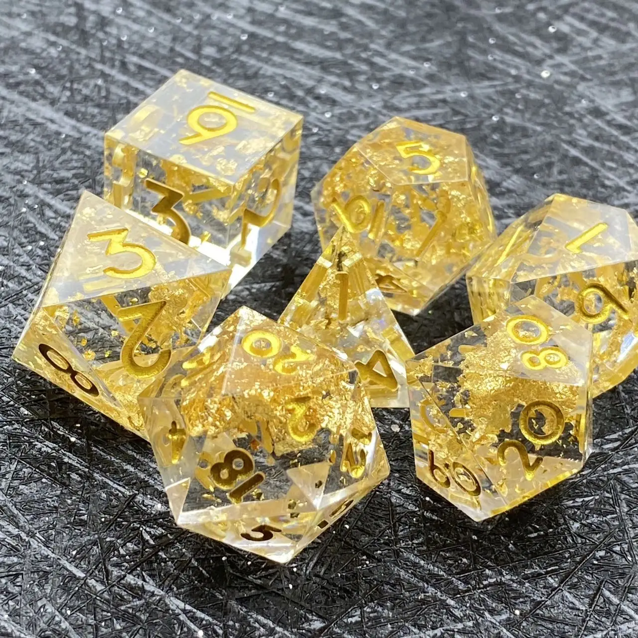 Пользовательские d8 гравированные d20 игральные кости 8 мм острые края горячая Распродажа смолы черный синий жидкий сердечник набор