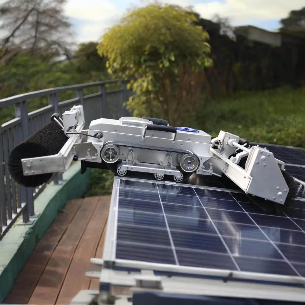 Fully autonomous PV cleaning machine E33H