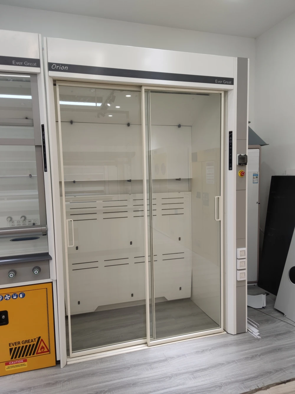 Walk-in fume hood 1.jpg