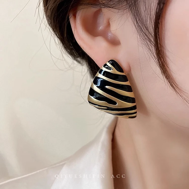 YX-08 Wholesale Fashion Alloy Women Zebra Print Ear Jewelry Simple Modern Enamel Geometric Triangle Stud Earrings For Girls