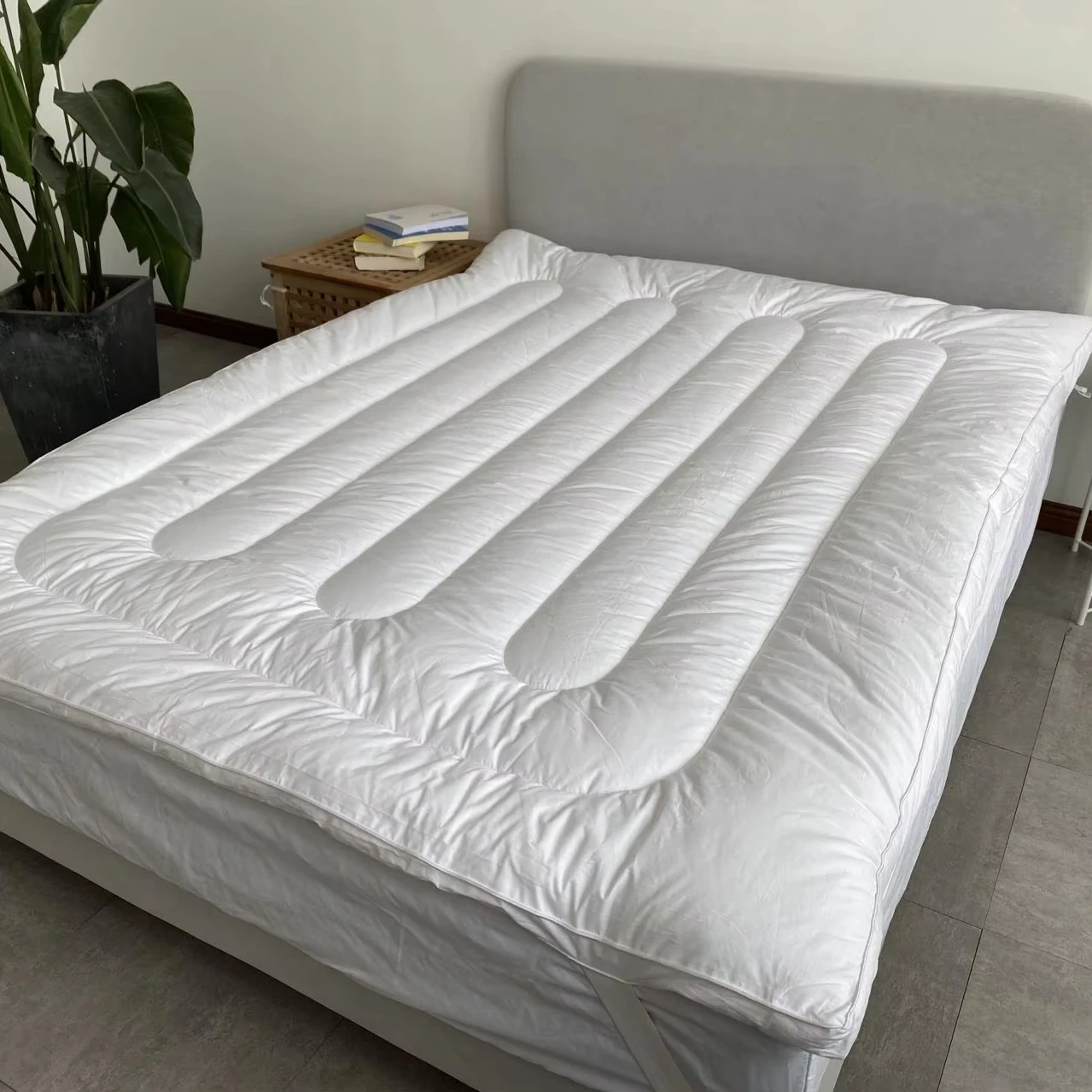 Chinese Factory Customized cheap hotel bed mattress topper anti-slip mattress pad
