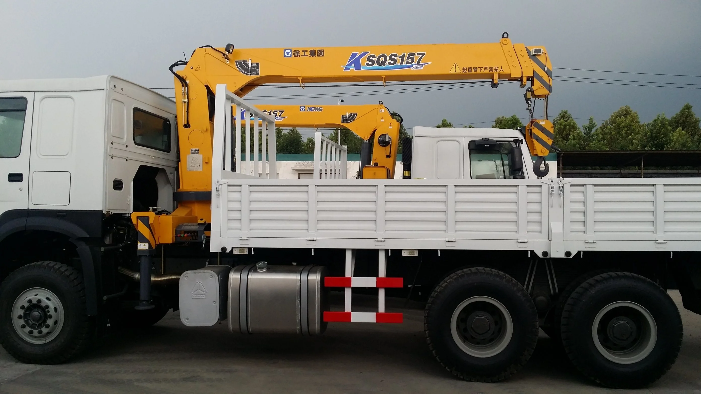 Howo 6x4 10 wheels lorry transport truck cargo truck crane mounted XC MG crane articulated arm straight arm