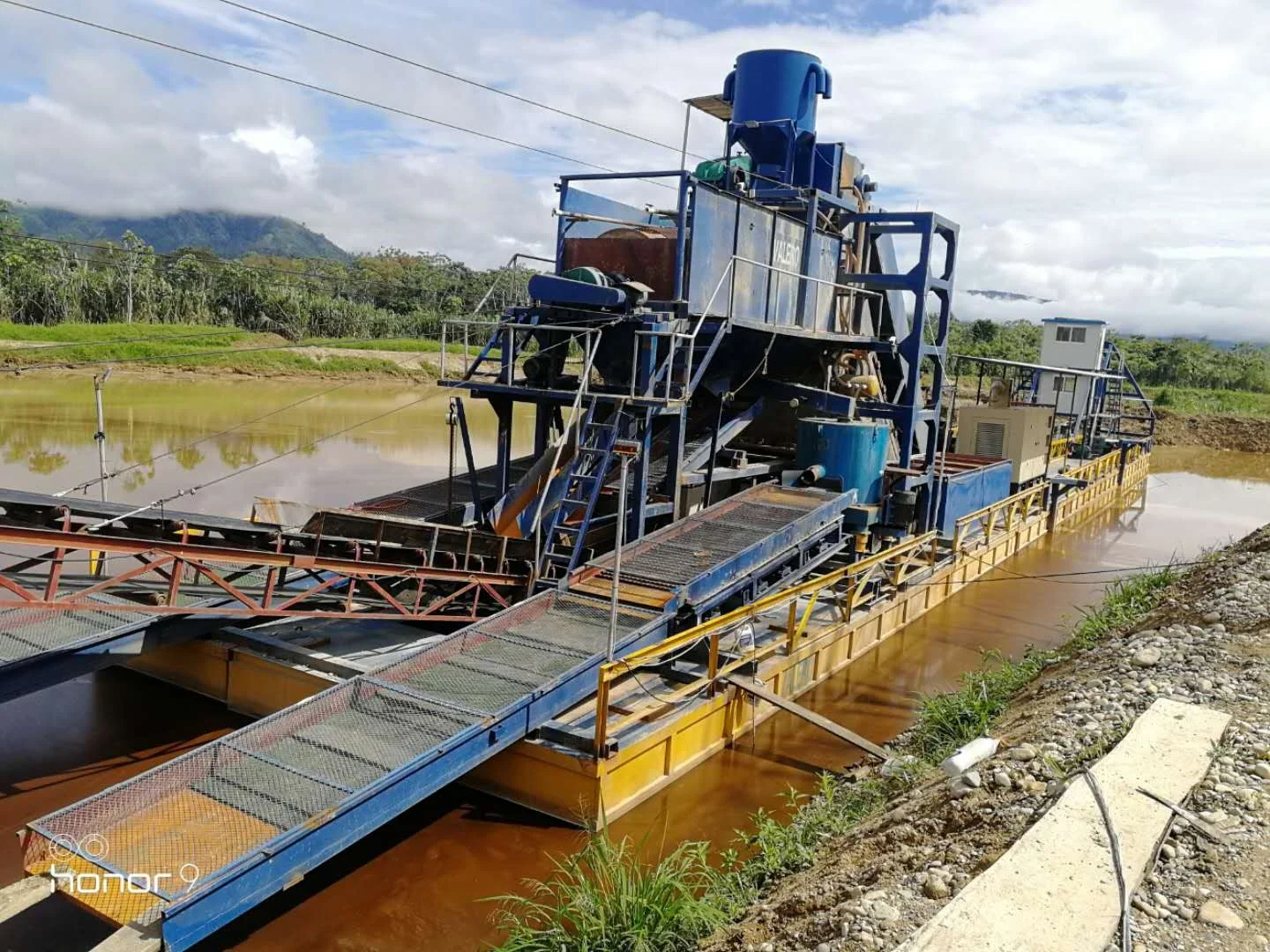 2024 Top Quality  Bucket Chain  Gold Dredger for Alluvial Sand Mining in Madagascar