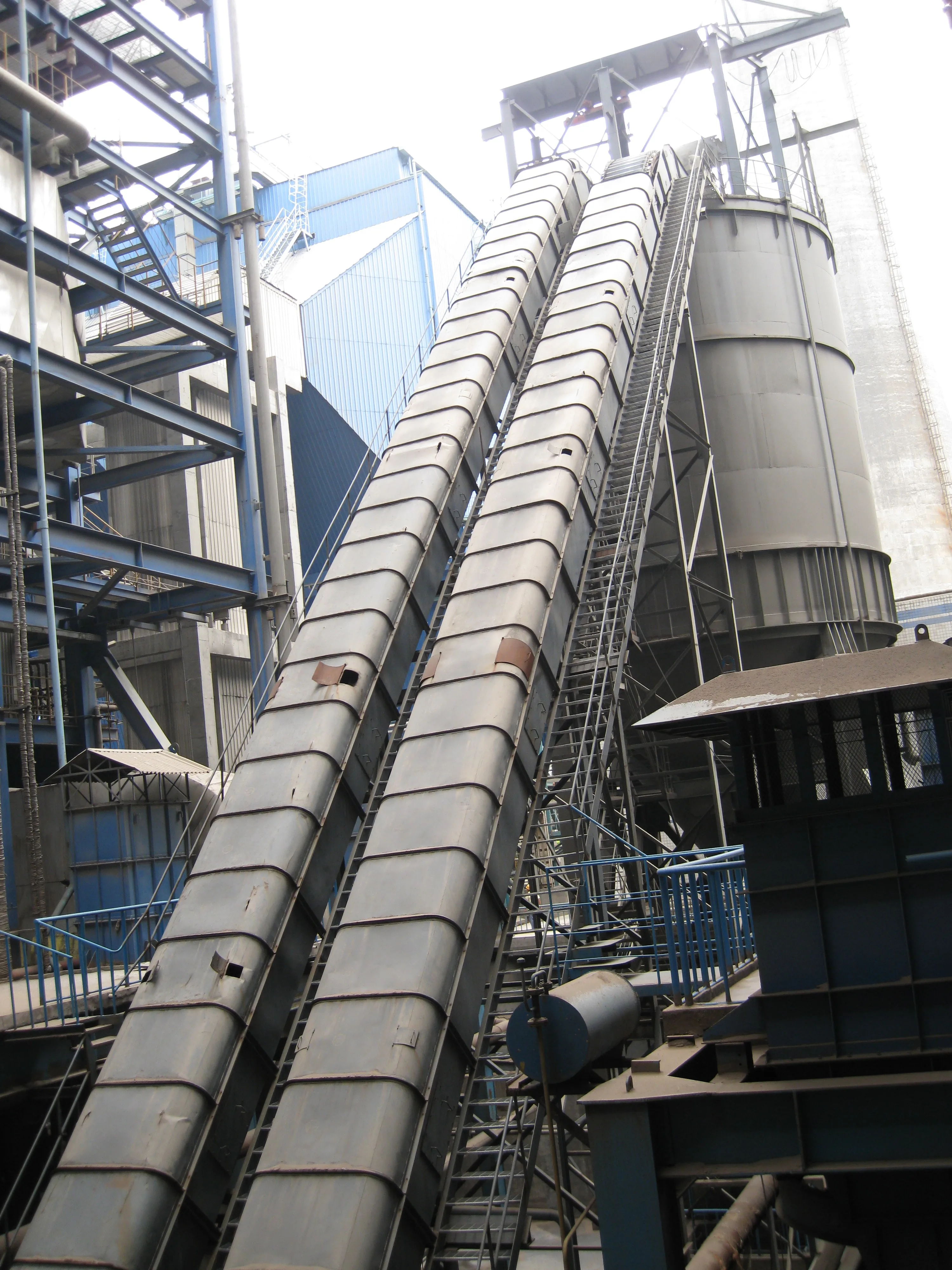 China Conveyor Equipment Chain Bucket Elevator  with hopper for  Slag /ash/Cement Limestone