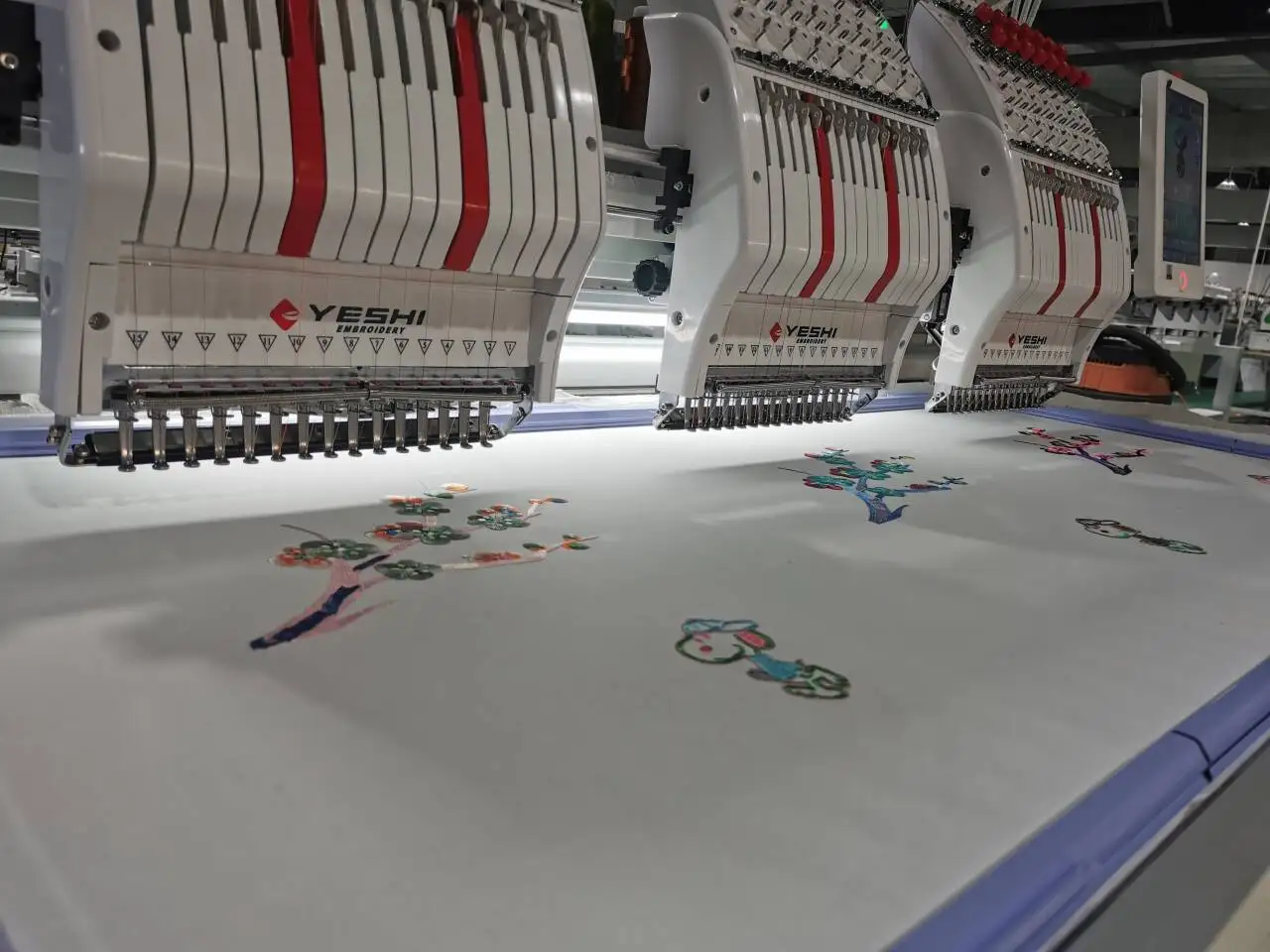Customize Colors and Logo 9/12/15 Needles Industrial Computerized High Speed 3 Heads Embroidery Machine