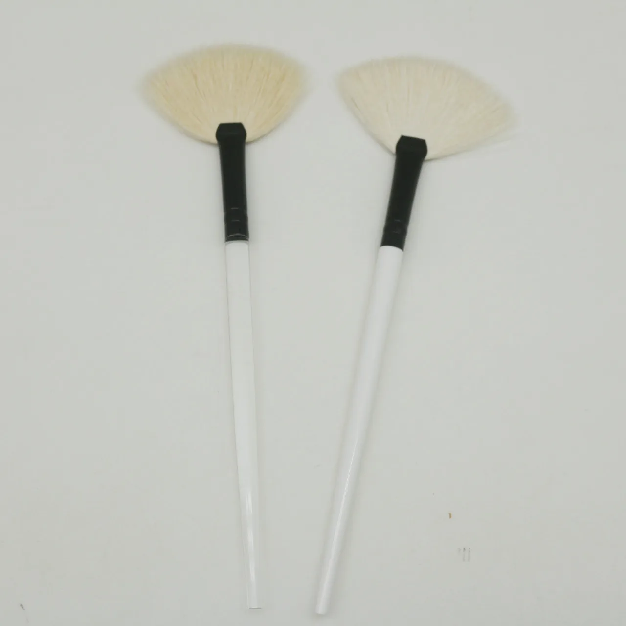Private Label Clear Acrylic Handle White Handle Fan Make up Facial Brush White Goat Hair Face Fan Brushes Wholesale