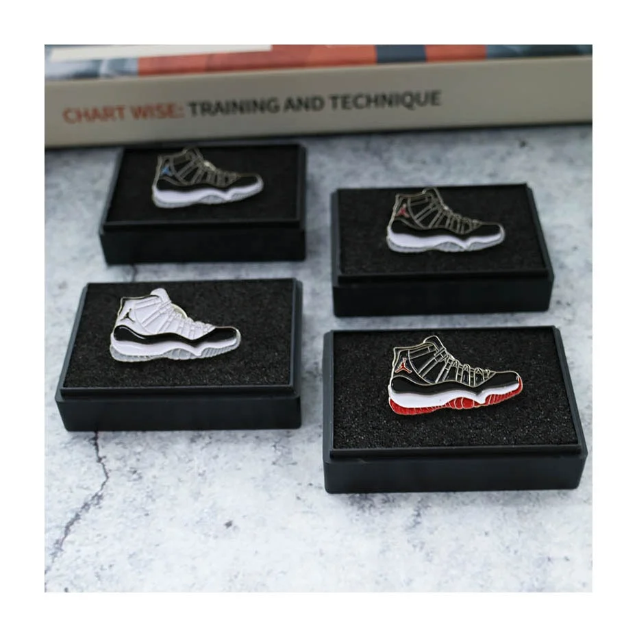 Sneaker pins mini shoes brooch gifts with box retail packaging emblem sneaker pin