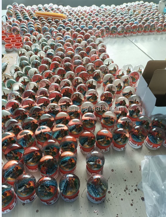 Custom Cheap hand-painted resin craft magnet figure tourist souvenir water globe Tower of London resin snow globe gift souvenirs