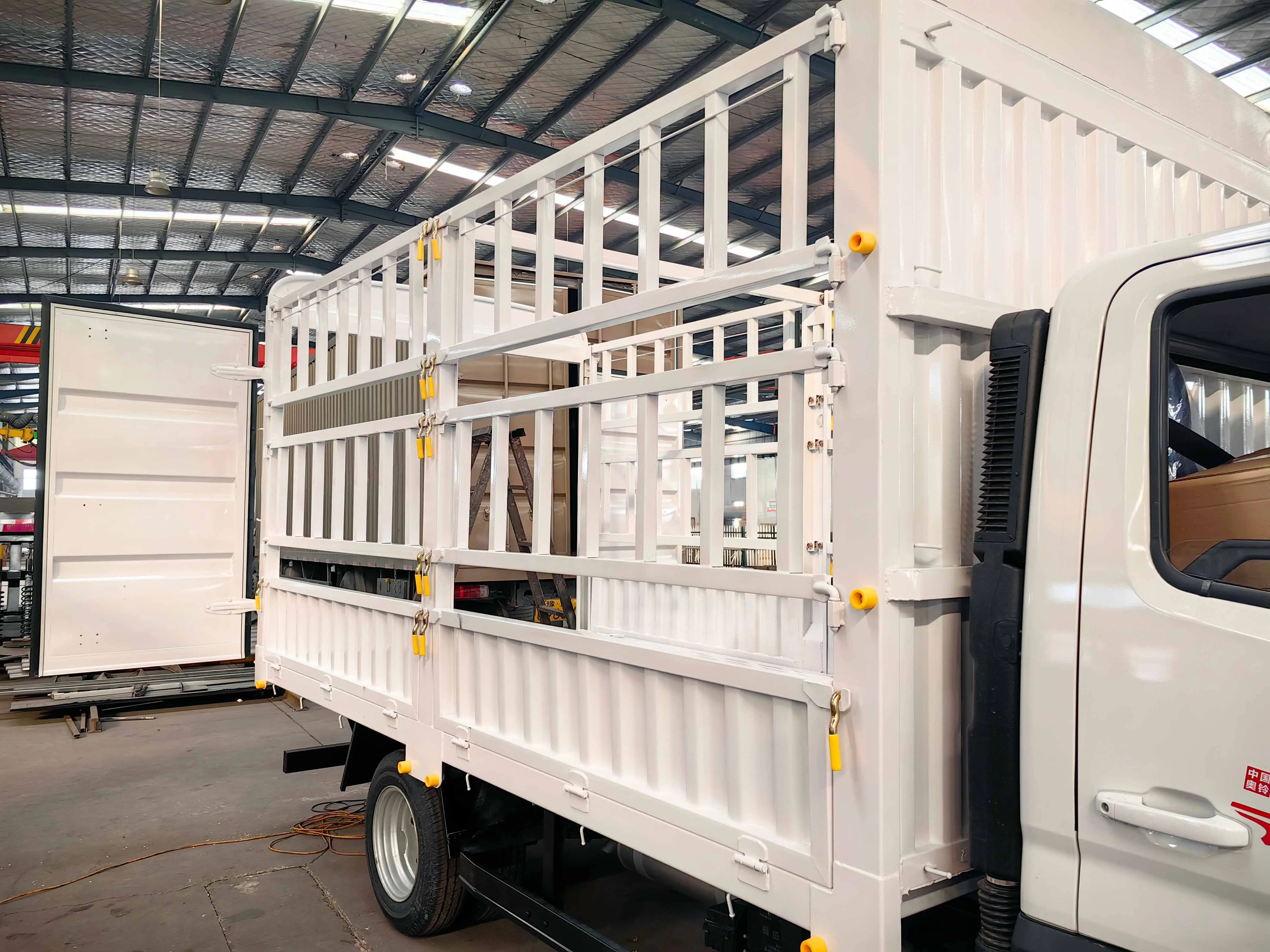 Ex-factory price HMJJ 260P 5-10 tons minivan 4x2 box truck sold