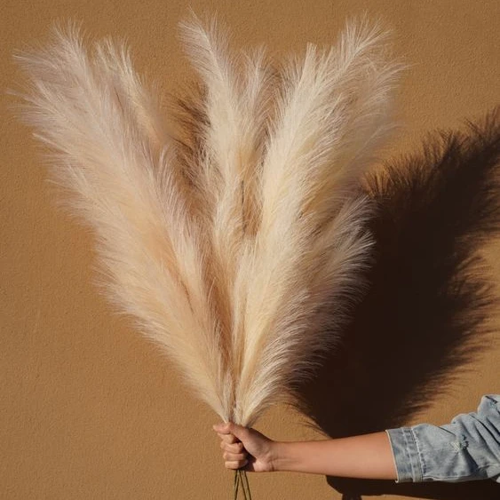 Склад, китайский завод-поставщик, искусственный большой тростник Pampas в качестве декора магазина