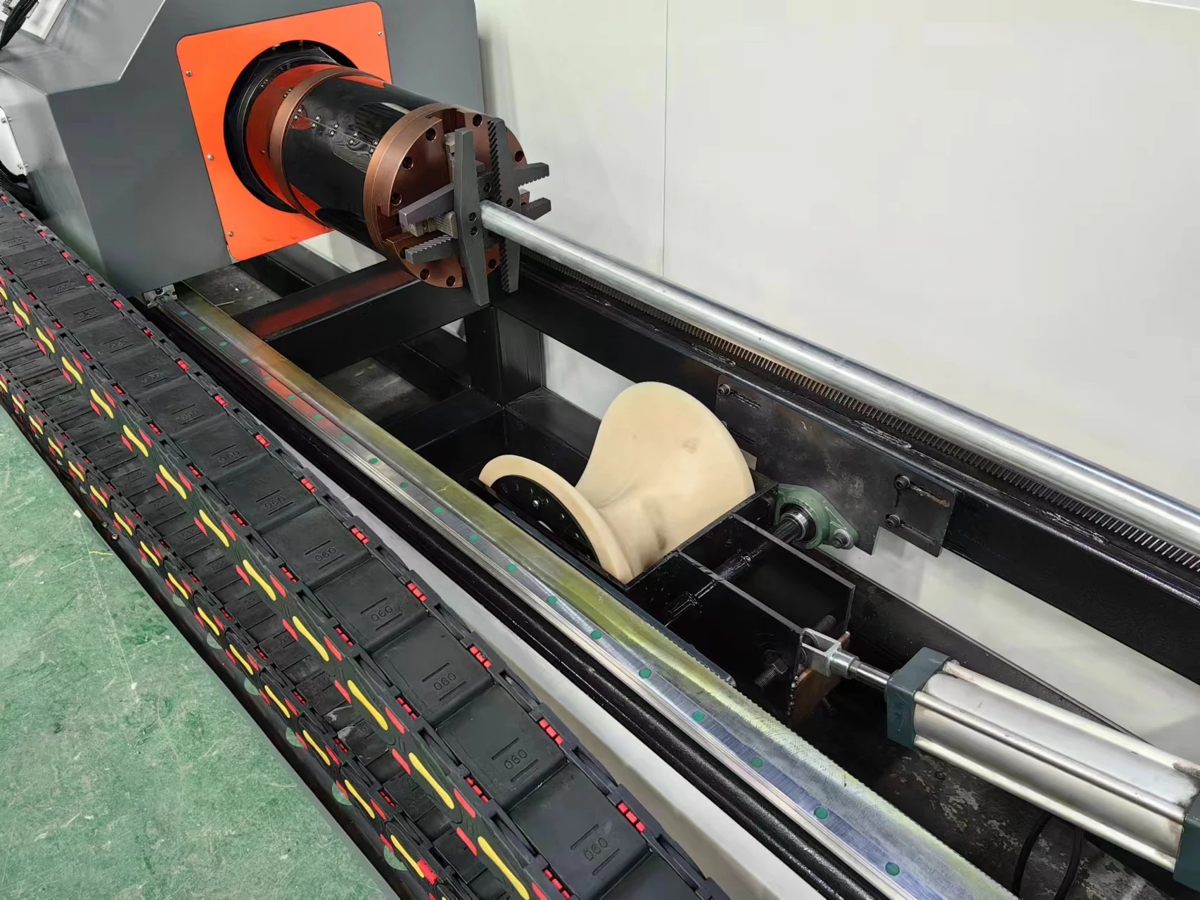 1500W 3KW metal Plate and Tube Fiber Laser 220mm Round Square Tube Aluminium Steel Stainless steel cutting machine