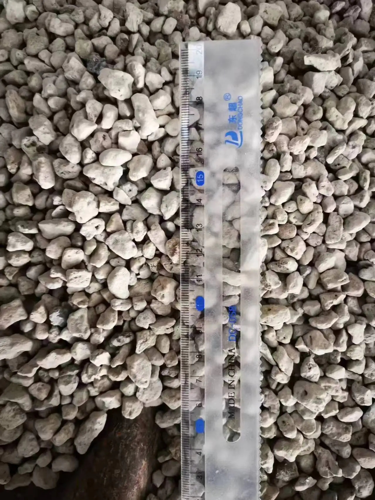 Конкурентоспособная Поставка натурального серого белого вулканического пемза для растений цена