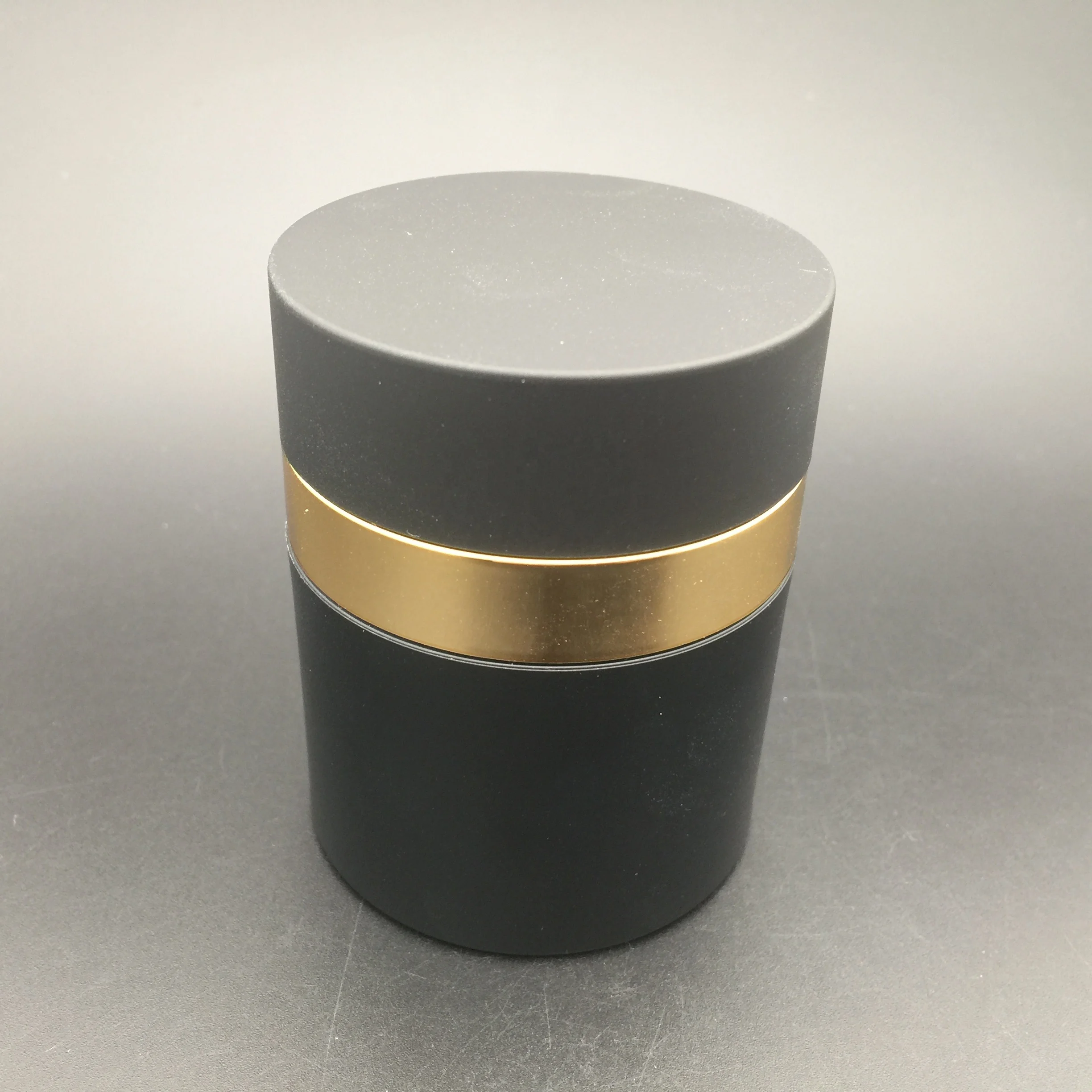 Роскошная Косметическая баночка для безвоздушного крема с крышкой, черная с золотым пластиком, Бесплатная индивидуальная шелкография MS, JM-03 горячего тиснения